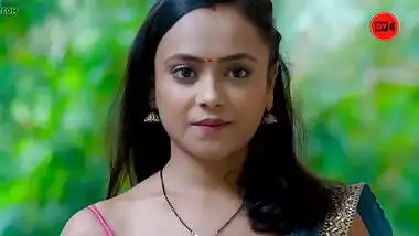 Desi Neighbour Bhabhi Flashes Young Guy